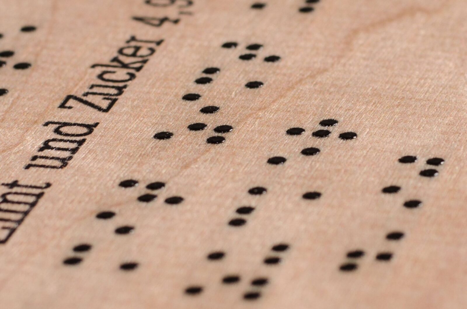 maßgeschneiderte Holzprodukte - Speisekarte auf Holz - Blindenschrift gedruckt