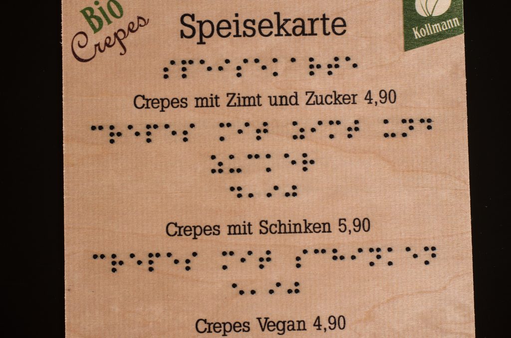 Speisekarte auf Holz - Blindenschrift