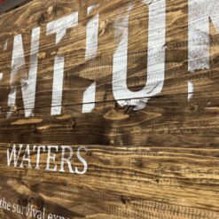 Präziser Druck auf die alten Holzlatten