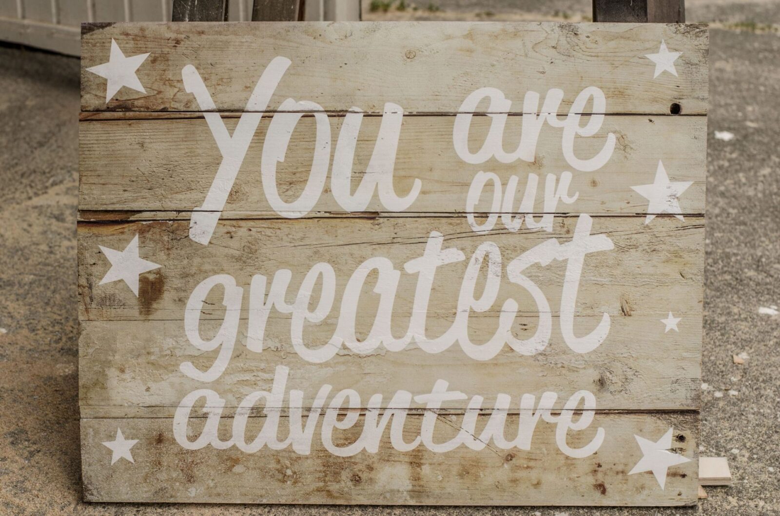 Schilderdruck auf Vintage - Holz Hochzeitsspruch auf altem Holz