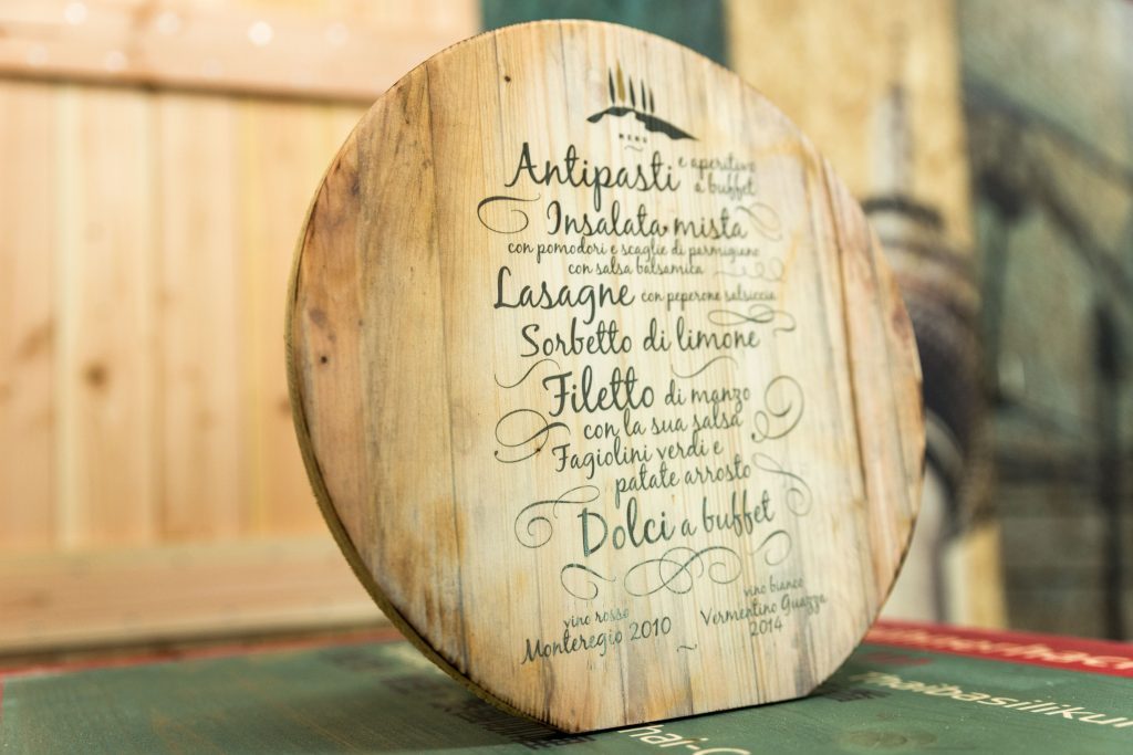 Menü für eine Hochzeit gedruckt auf eine Holzscheibe