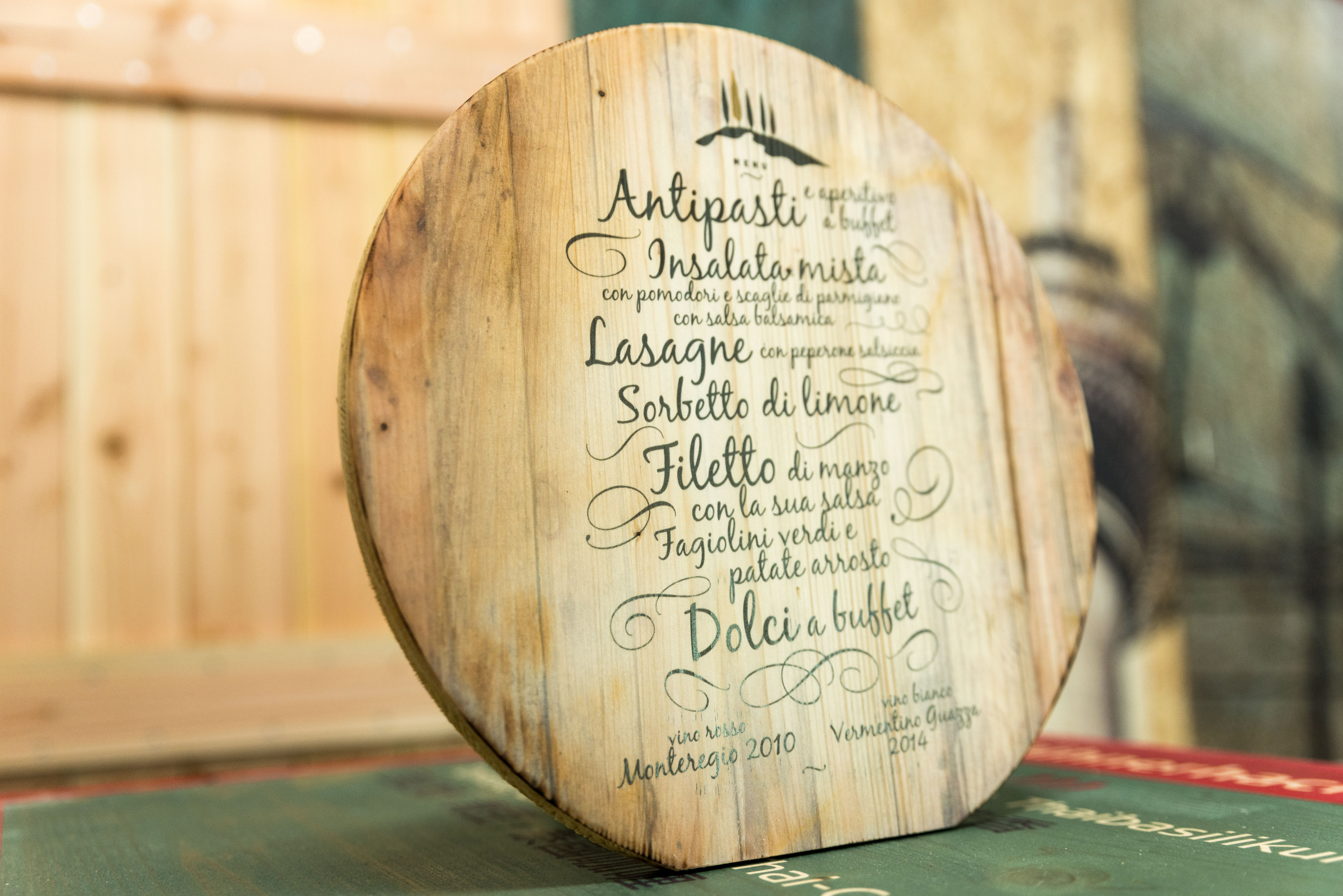 Menü für eine Hochzeit gedruckt auf eine Holzscheibe
