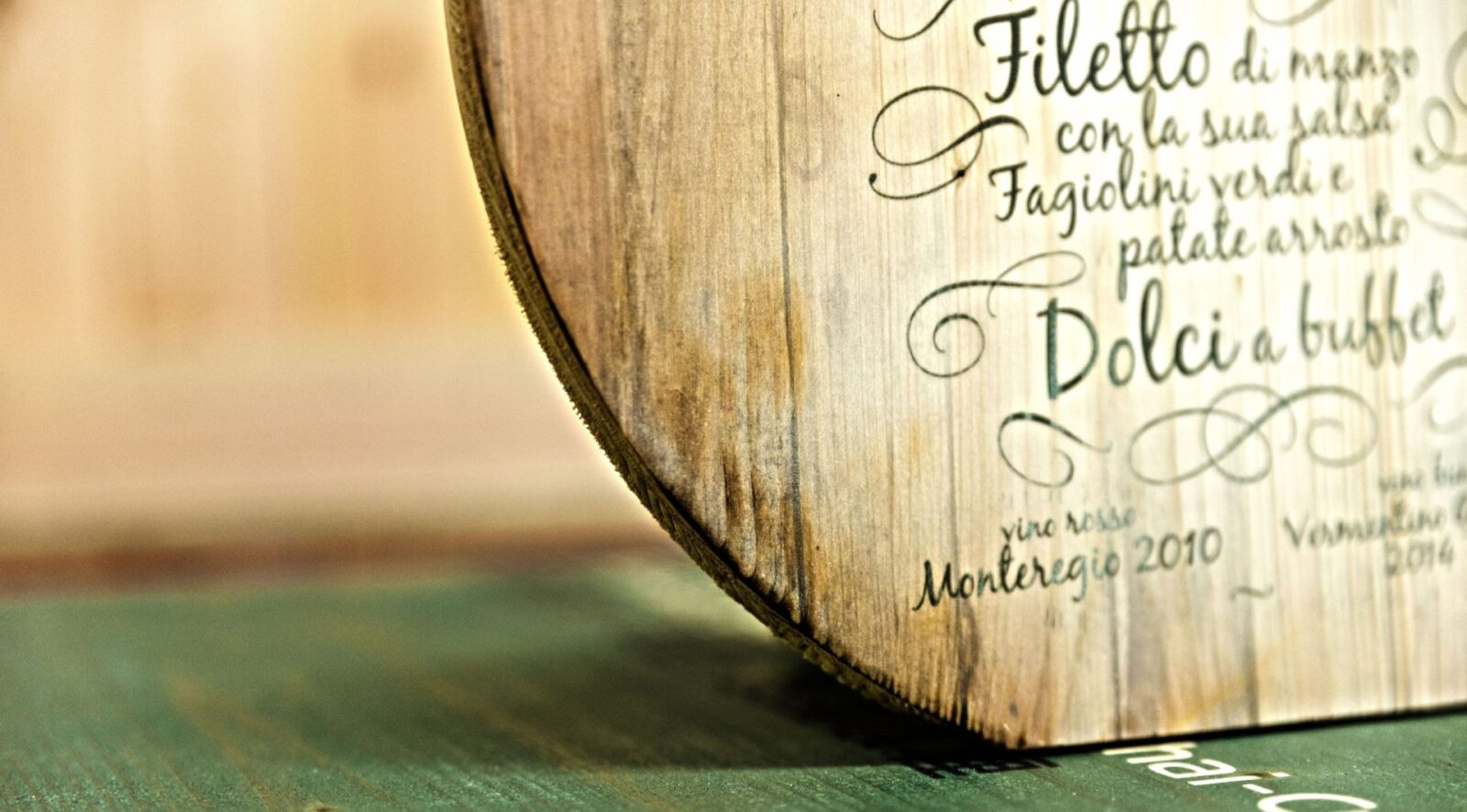 Hochzeitsmenü auf Holzscheibe