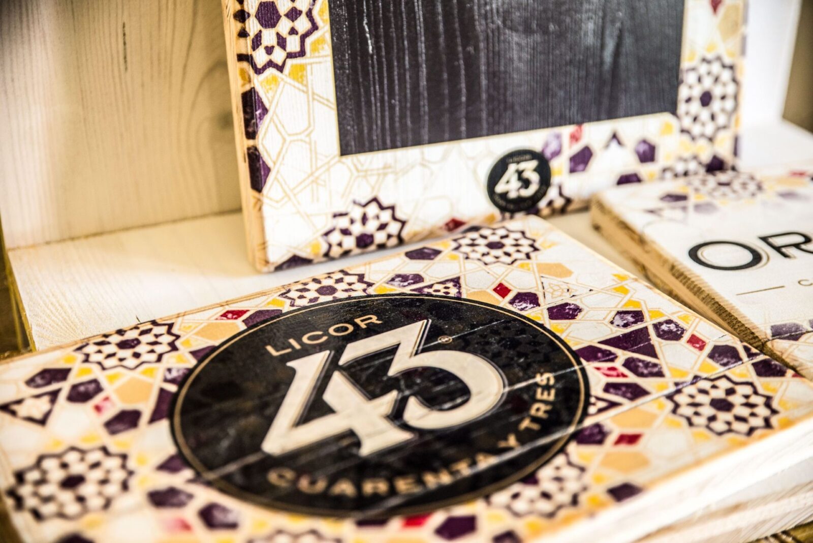 Schilderdruck auf Vintage - Holz für Licor 43 entworfene Werbeschilder, gedruckt auf altem Holz