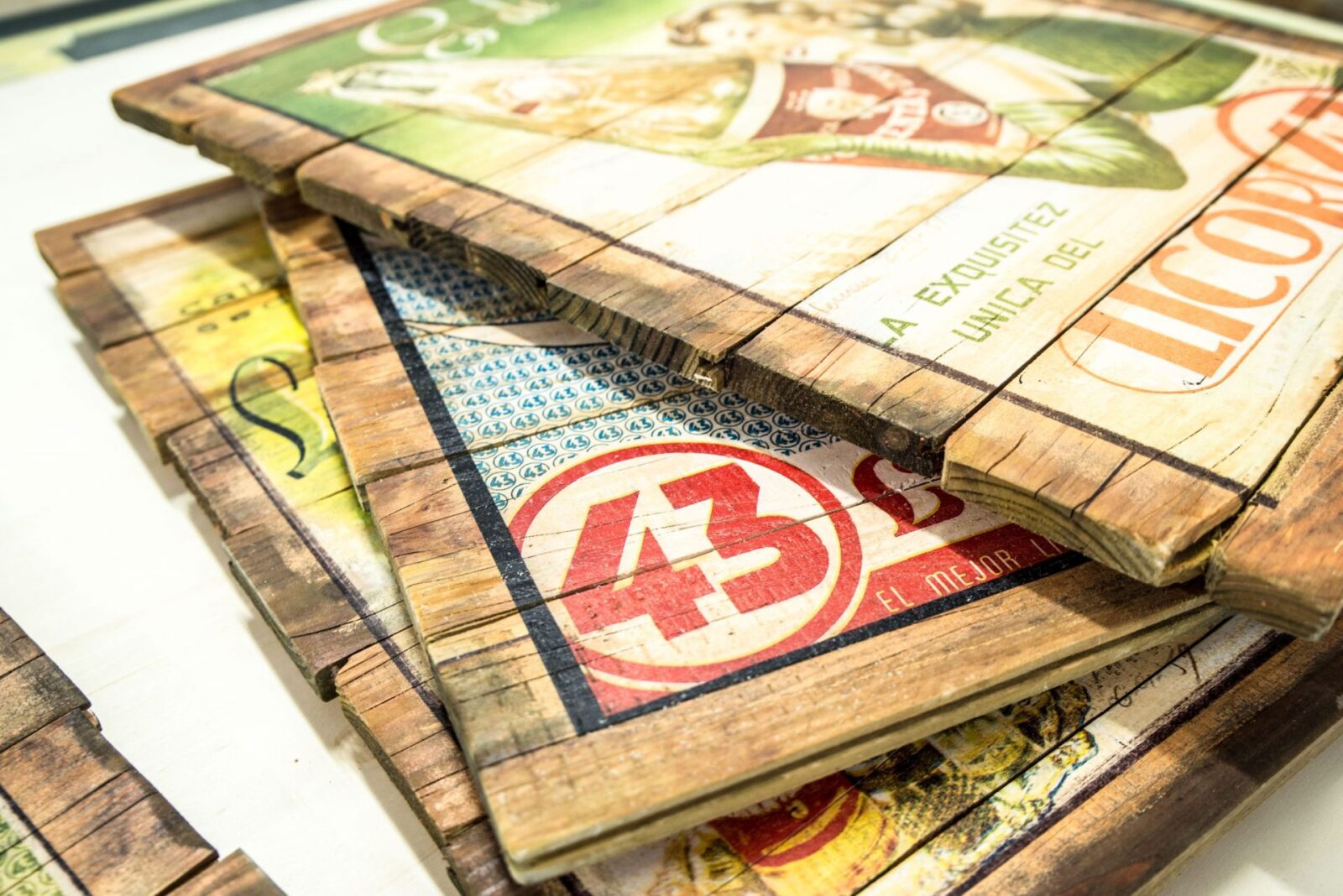 Schöne alte Motive gedruckt auf alten Holzlatten