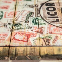 Ein altes Poster, gedruckt auf Holzlatten