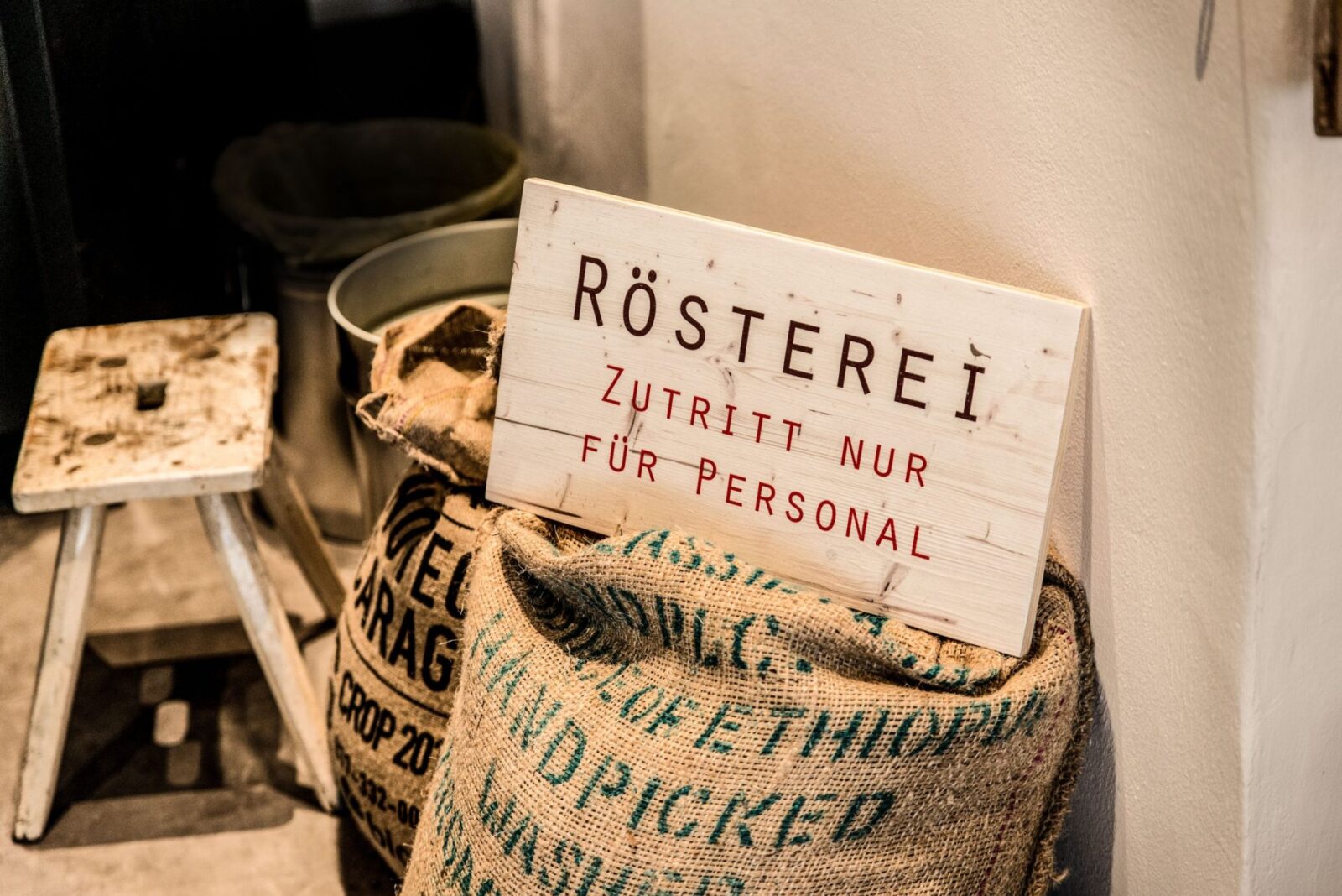 Hinweisschild aus Holz