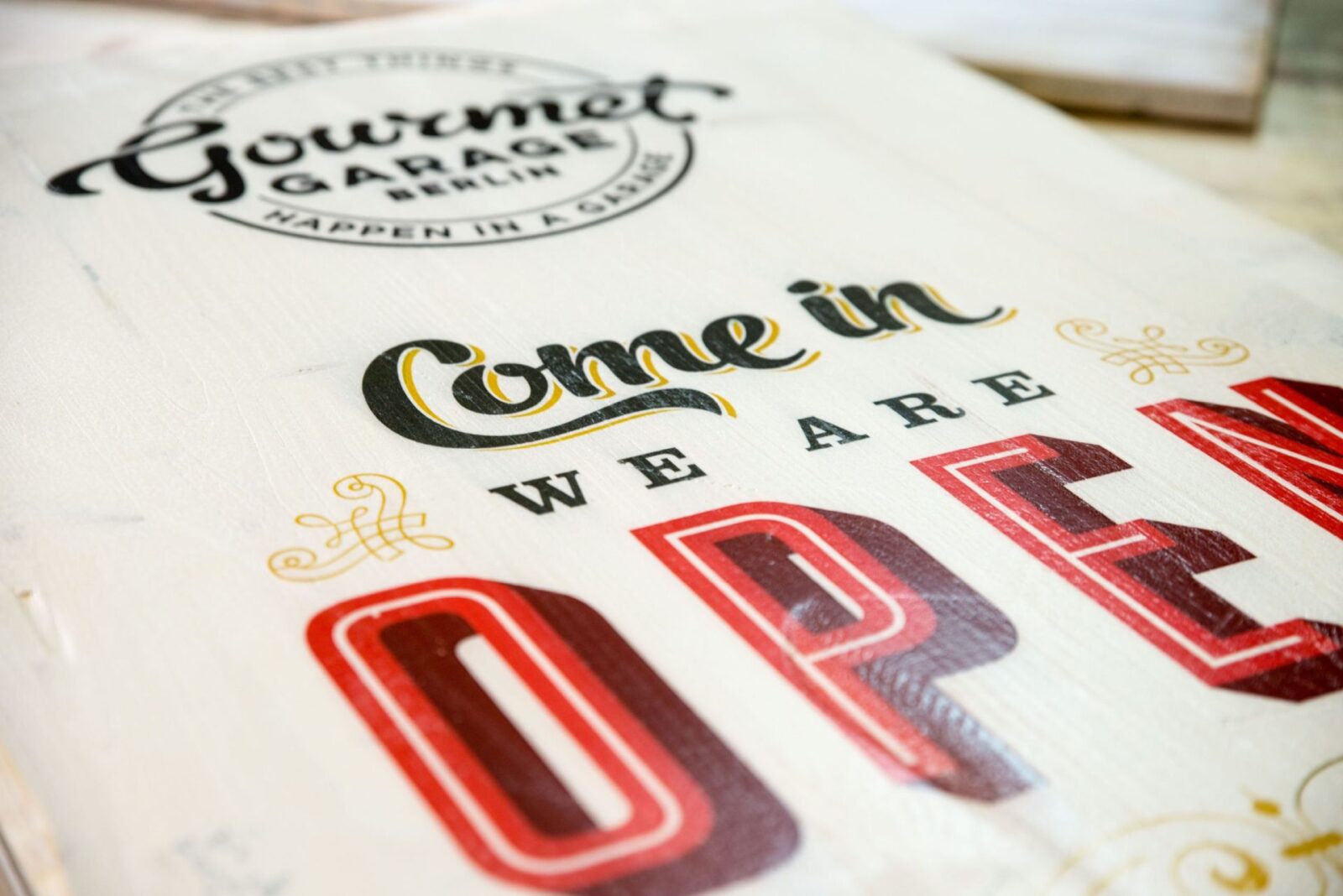 Kundenstopper - Detailansicht eines Holzaufstellers