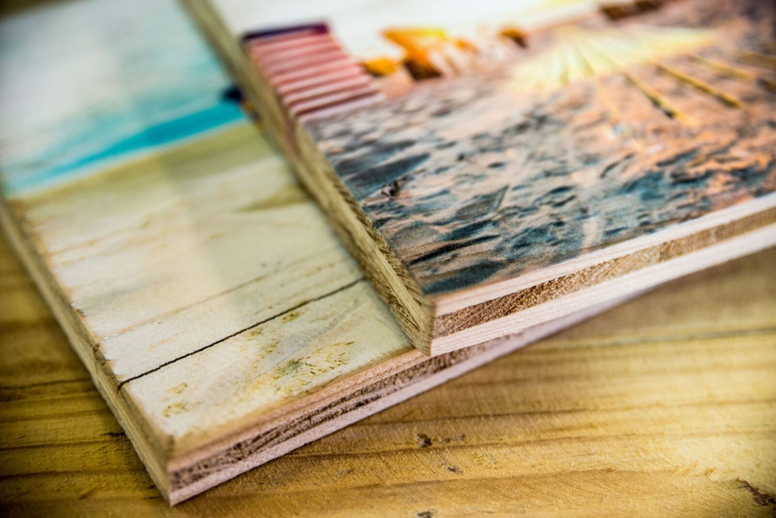 Zwei Drucke auf altem Holz