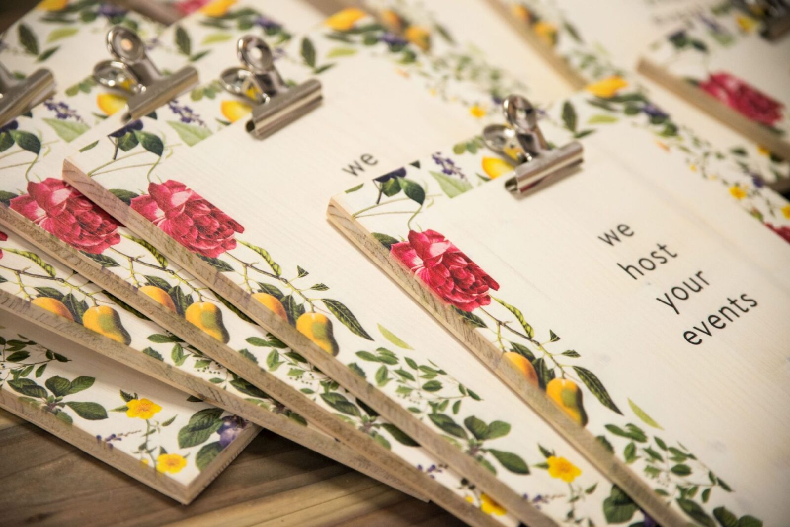 Speisekartenhalter aus Holz