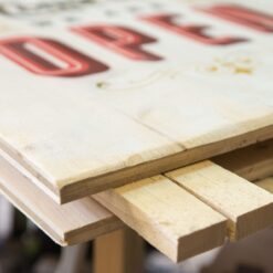 Holzfüsse am Kundenstopper