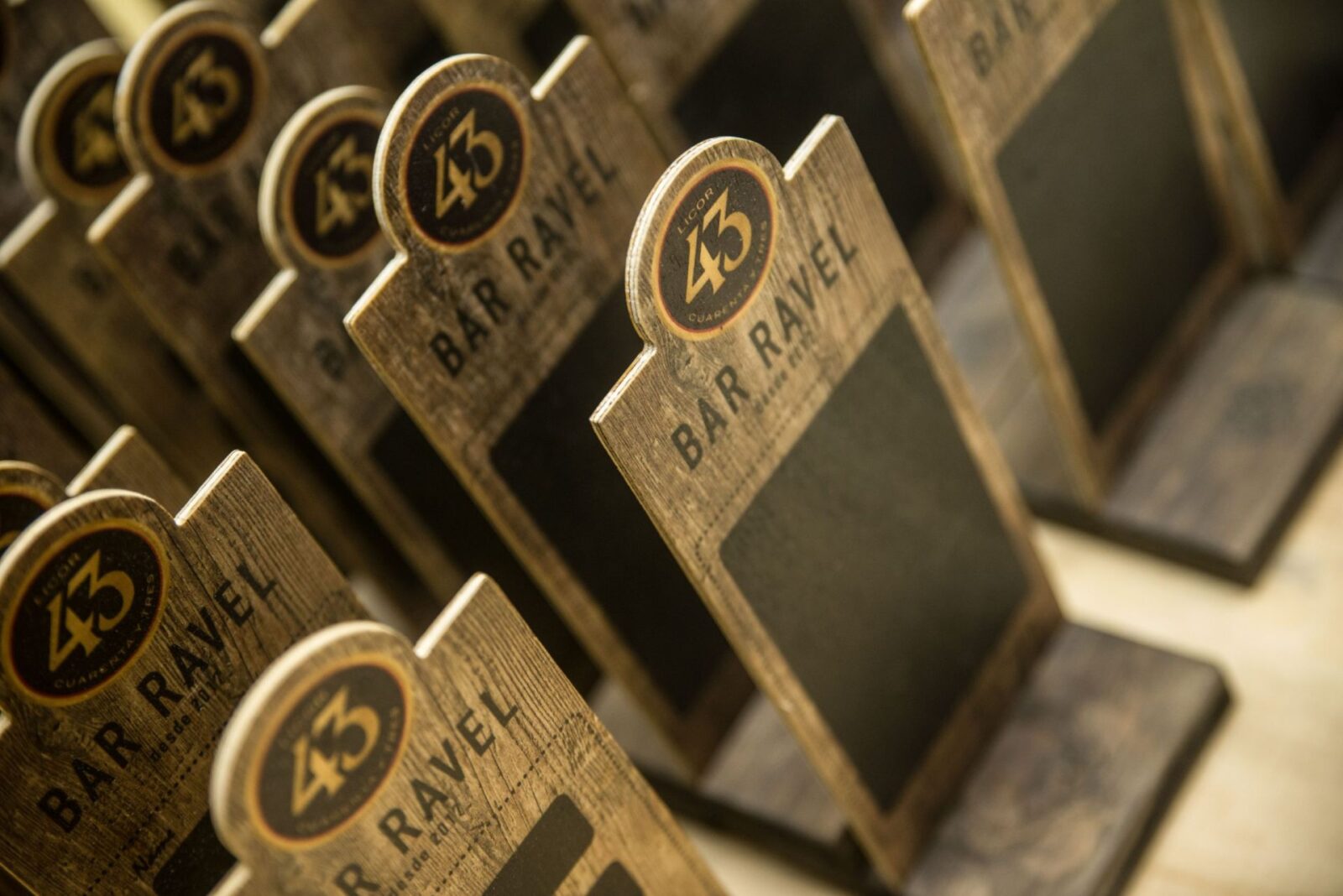 Tischaufsteller mit Holzsockel