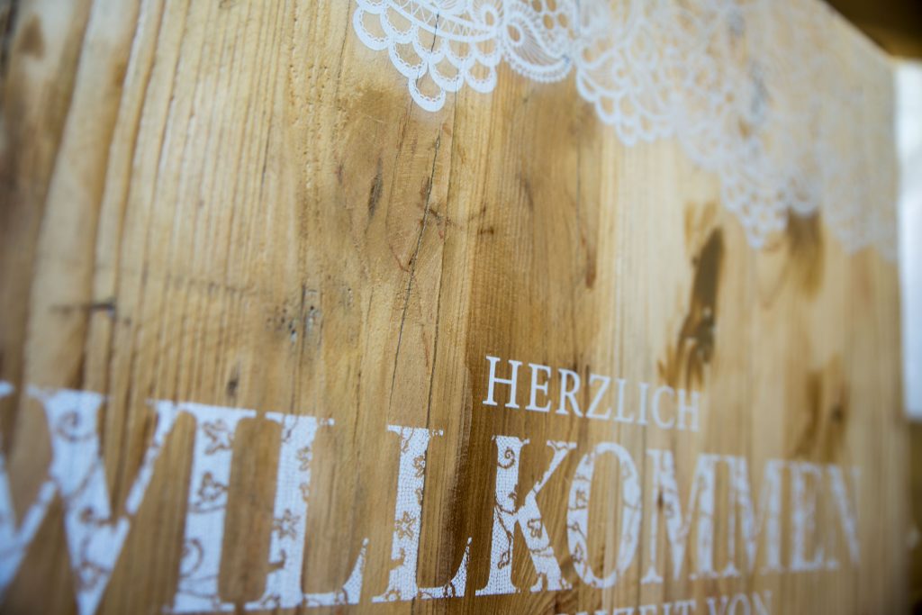 Schilderdruck auf Vintage - Holz - Ein Schild für eine Hochzeit in Weiß direkt auf das Holz gedruckt.