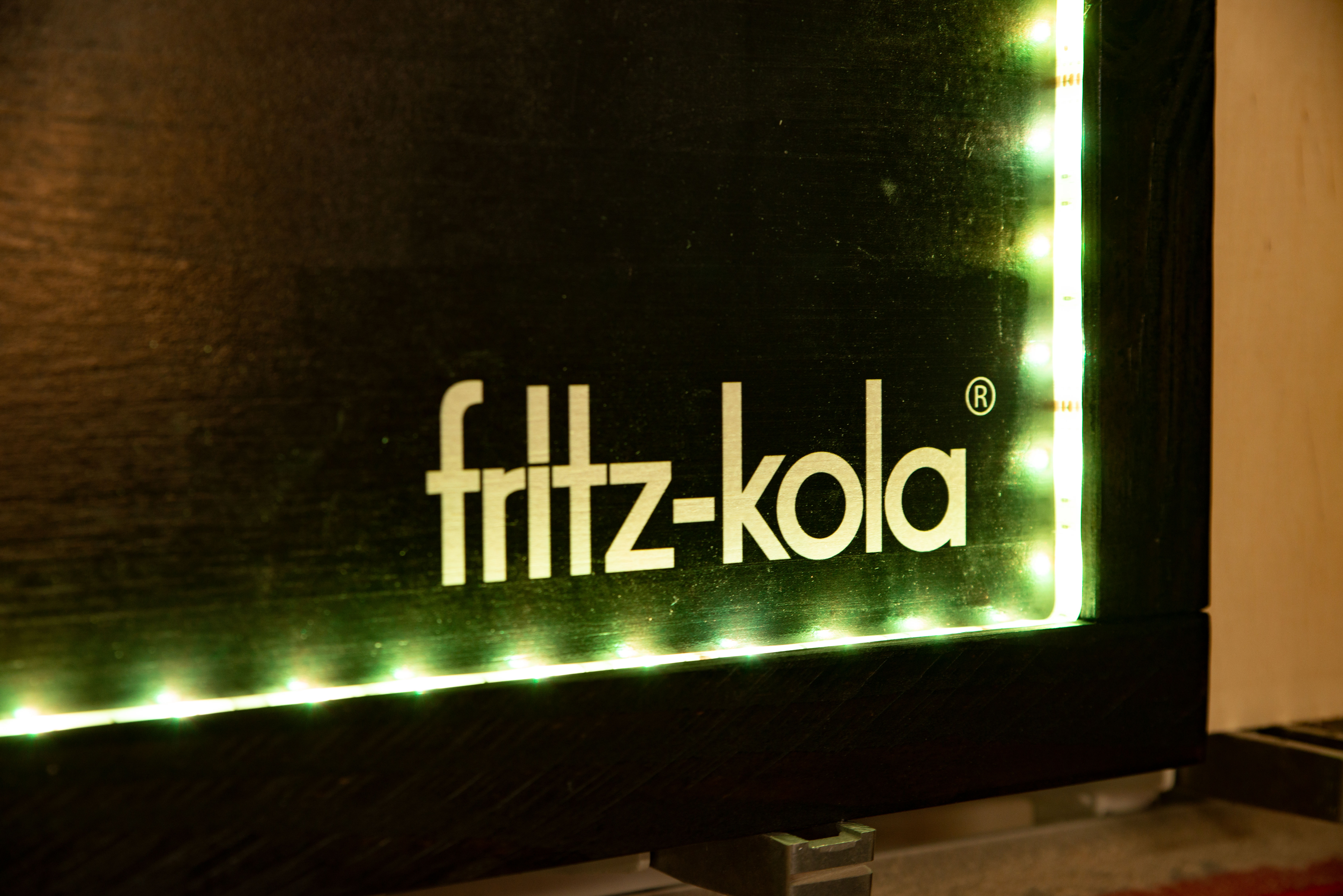 Für Fritz Kola hergestellte Holztafel mit umlaufender LED Beleuchtung