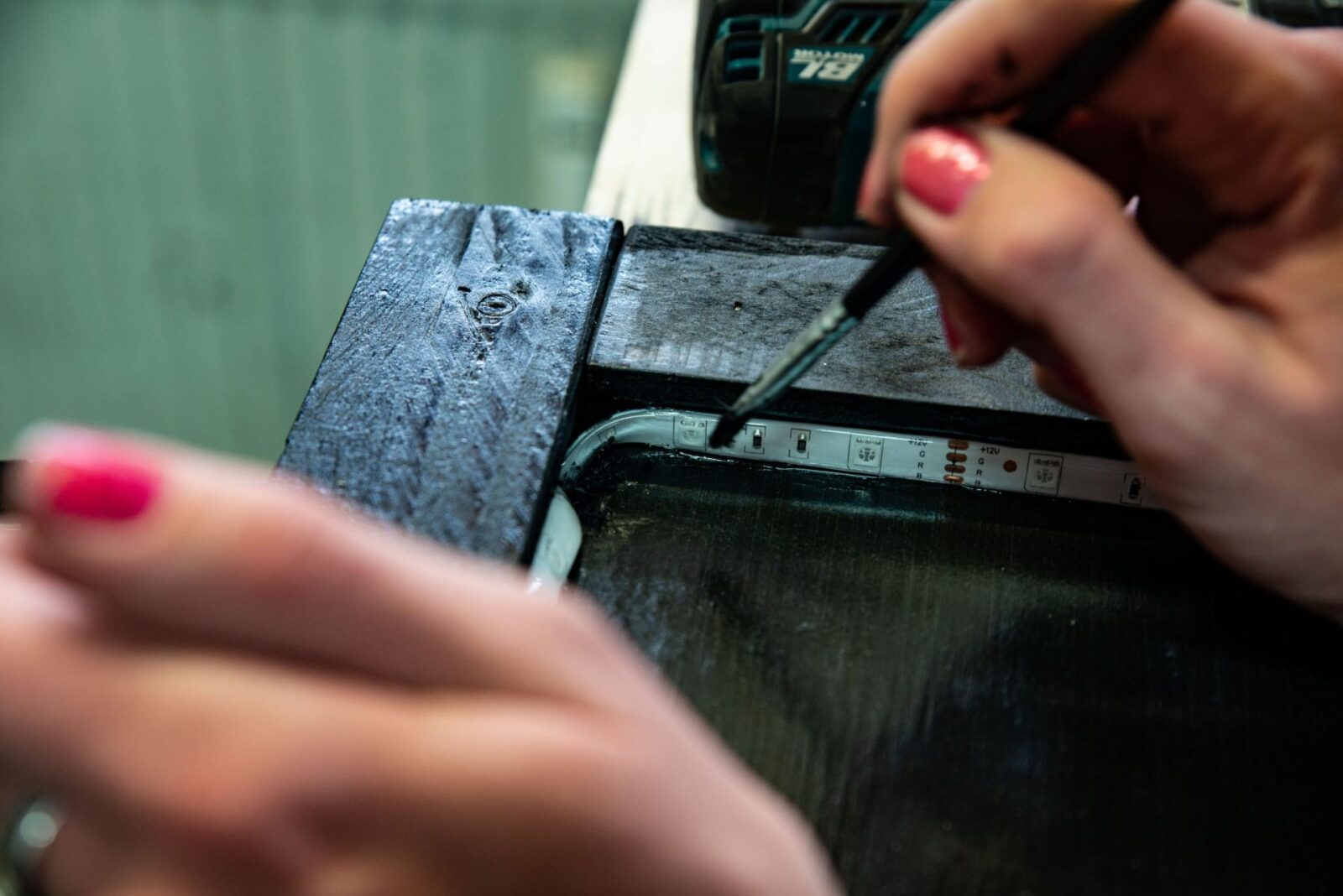 Eine Kreidetafel wird mit einem LED Band versehen