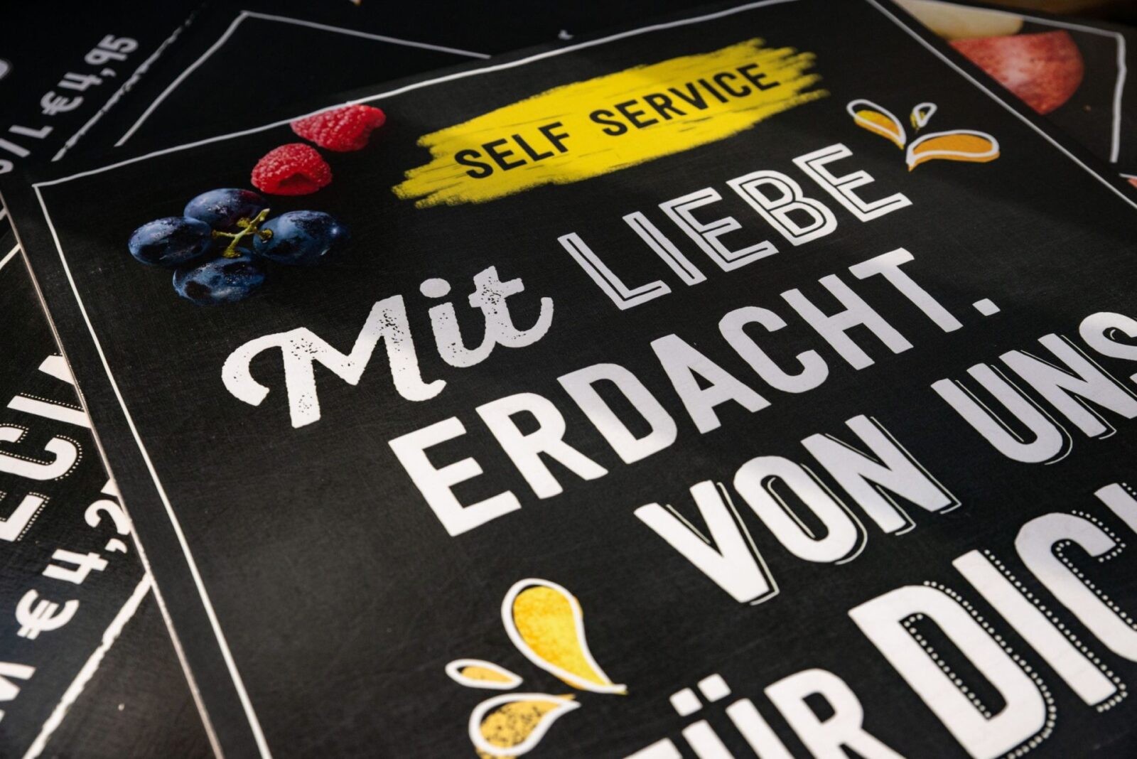 Auch die Hinweisschilder sind auf Holz gedruckt