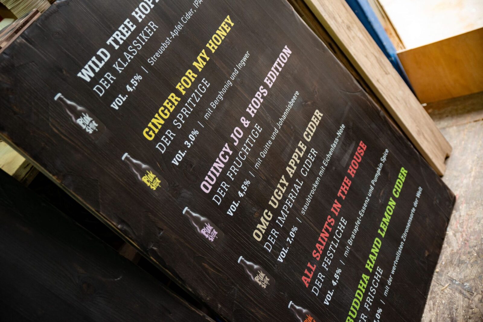 Preistafel, gedruckt auf dunklem Holz