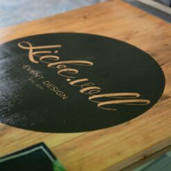 Ein Türschild für ein Geschäft, bedruckt auf Holz