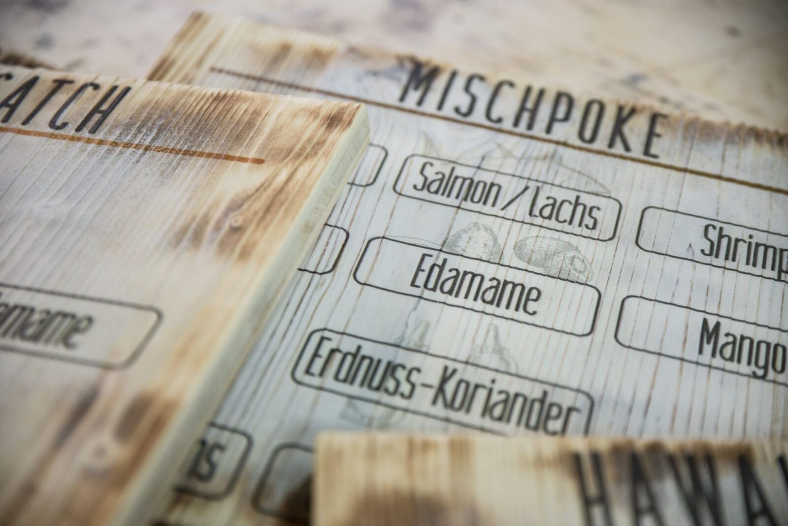 Wir drucken schöne und individuelle Menükarten auf Holz