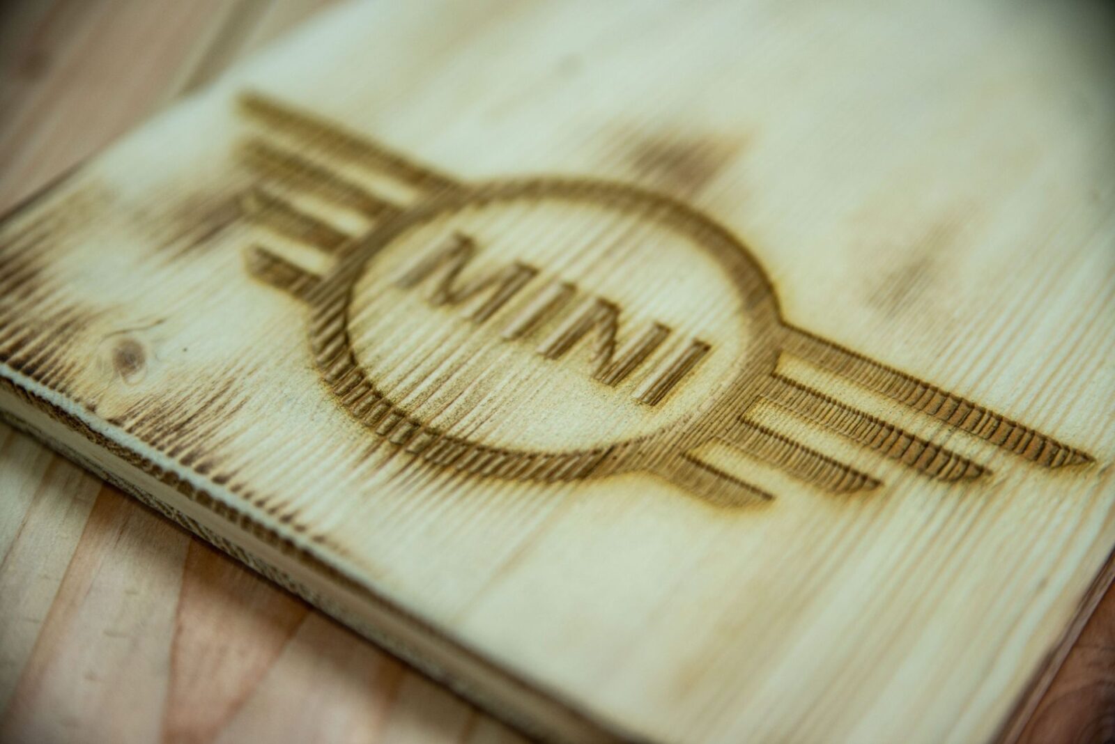 Detailansicht graviertes Klemmbrett Laser-Gravur für BMW MINI