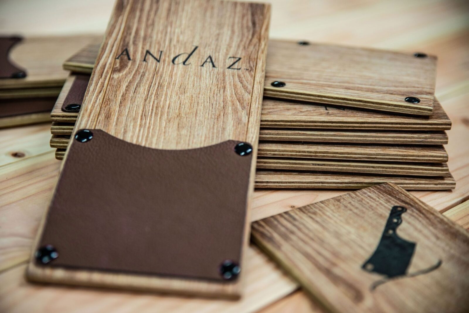 maßgeschneiderte Holzprodukte - Rechnungsmappe aus Holz