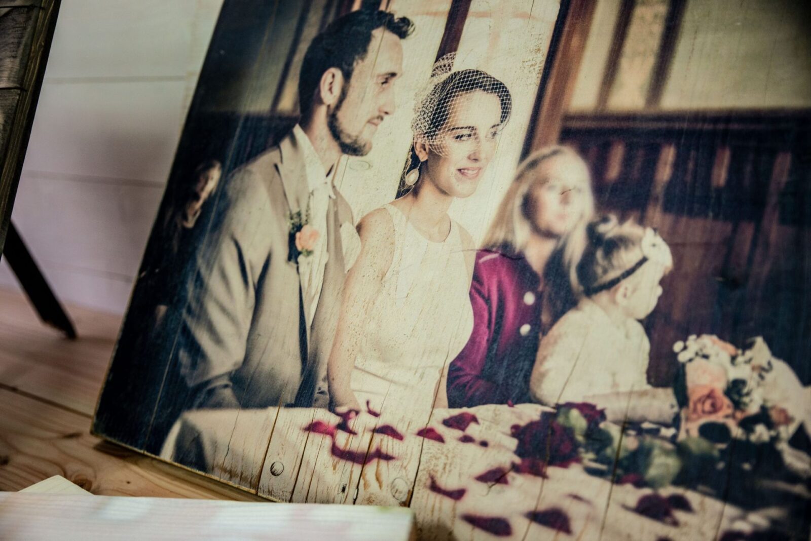 Das-Brautpaar-gedruckt-auf-altem-Holz
