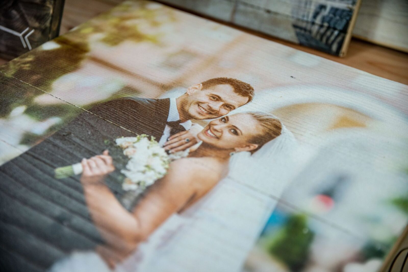 Hochzeitsbild-gedruckt-auf-altem-Holz Holzdrucke zu Weihnachten verschenken