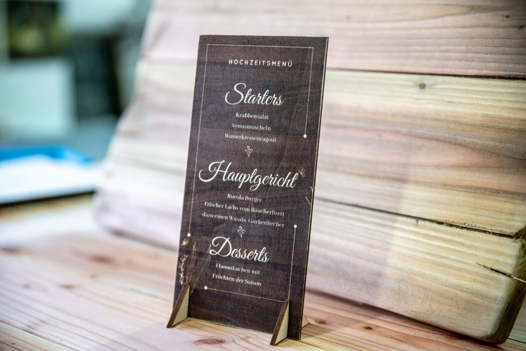 Menü-für-Hochzeit-auf-Holz-gedruckt