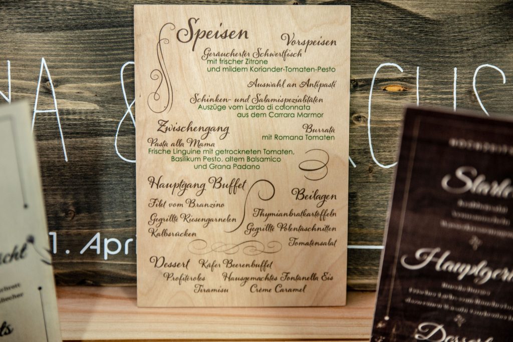 Speisekarte auf Holz - Menükarte-für-eine-Hochzeit-direkt-auf-Holz-gedruckt / Holzdrucke für Hochzeiten