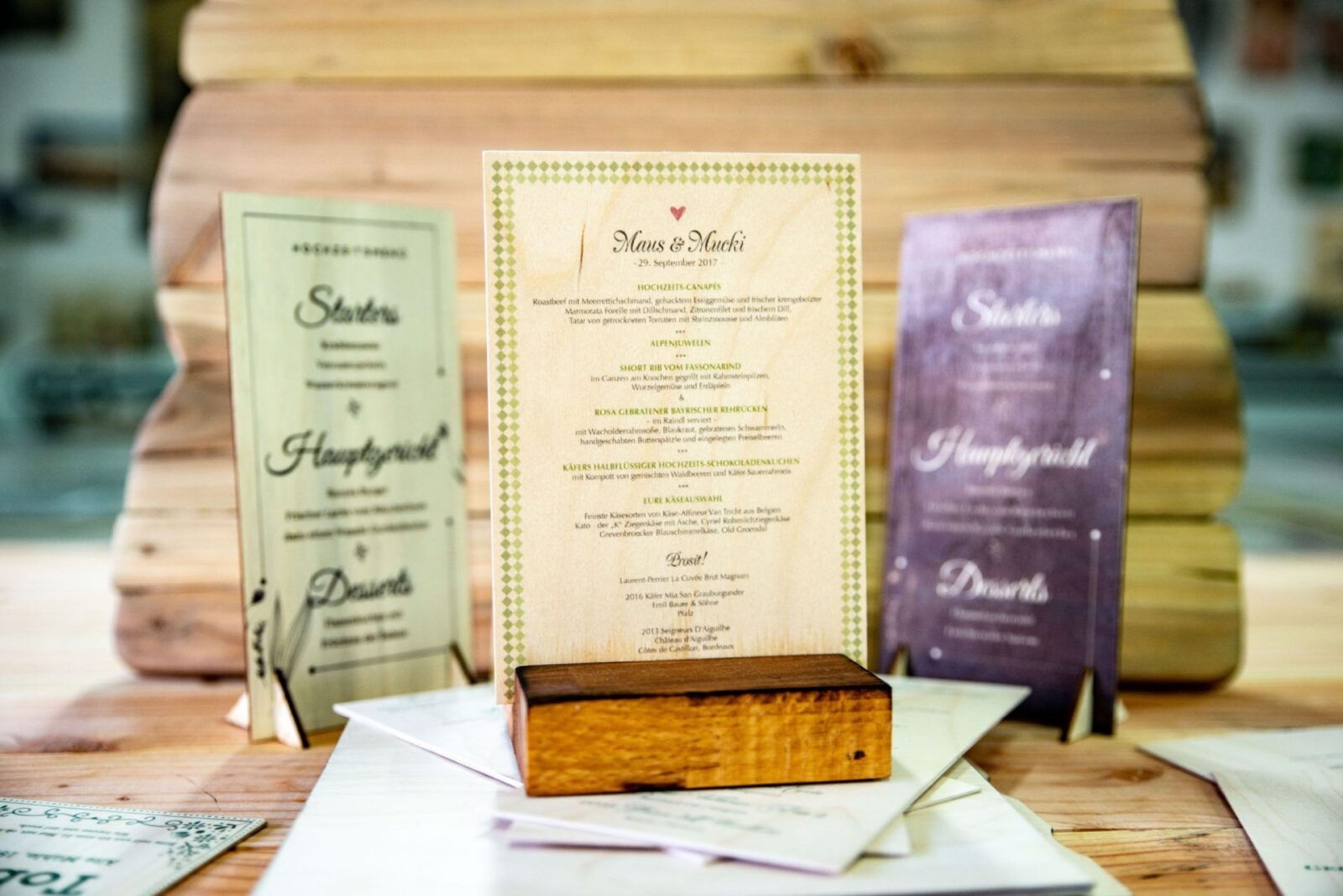 Menükarte-mit-Holzsockel