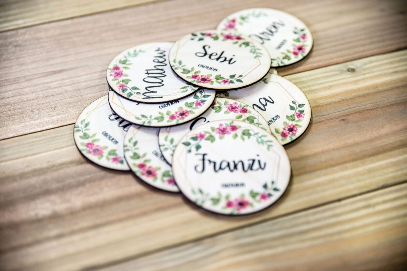 Runde Platzkarten aus Holz