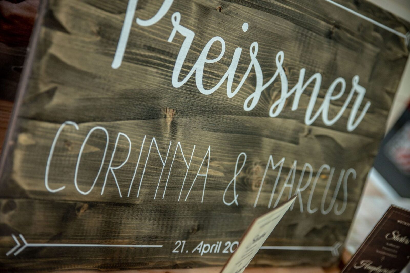 Willkommensschild-für-Hochzeit-aus-Holz-mit-Weißdruck / Holzdrucke für Hochzeiten