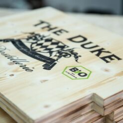 Druck auf konturgeschnittenes Fichtenholz