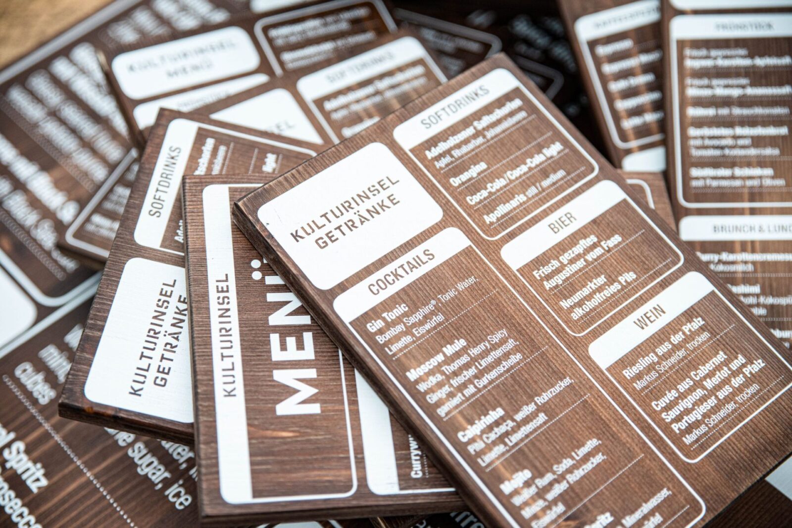 Speisekarte auf Holz - Menükarte aus Holz mit Weissdruck