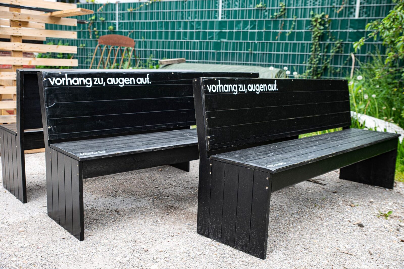 maßgeschneiderte Holzprodukte - Sitzbänke für Fritz-Kola