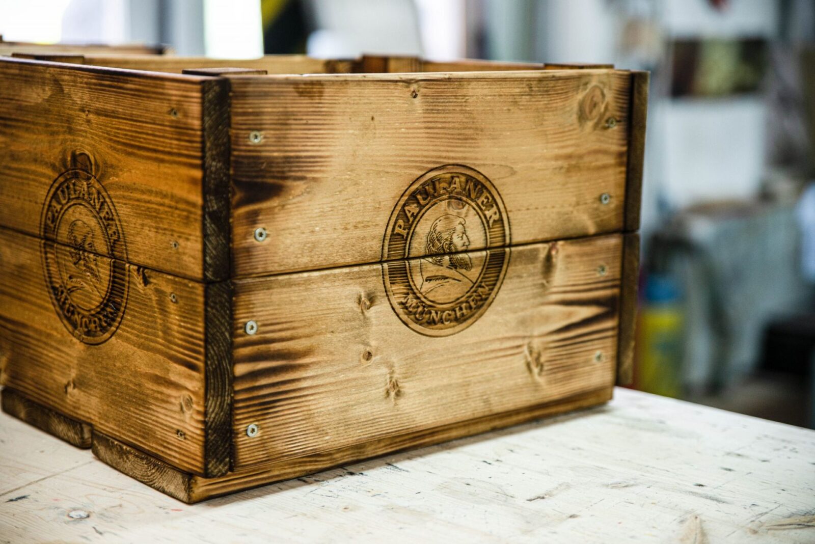 maßgeschneiderte Holzprodukte - Kiste mit Lasergravur für Paulaner