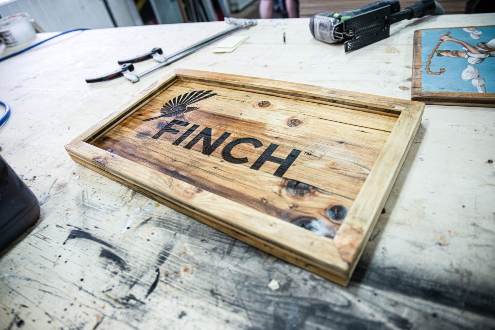 Holzschild, Laser-Gravur auf Altholz