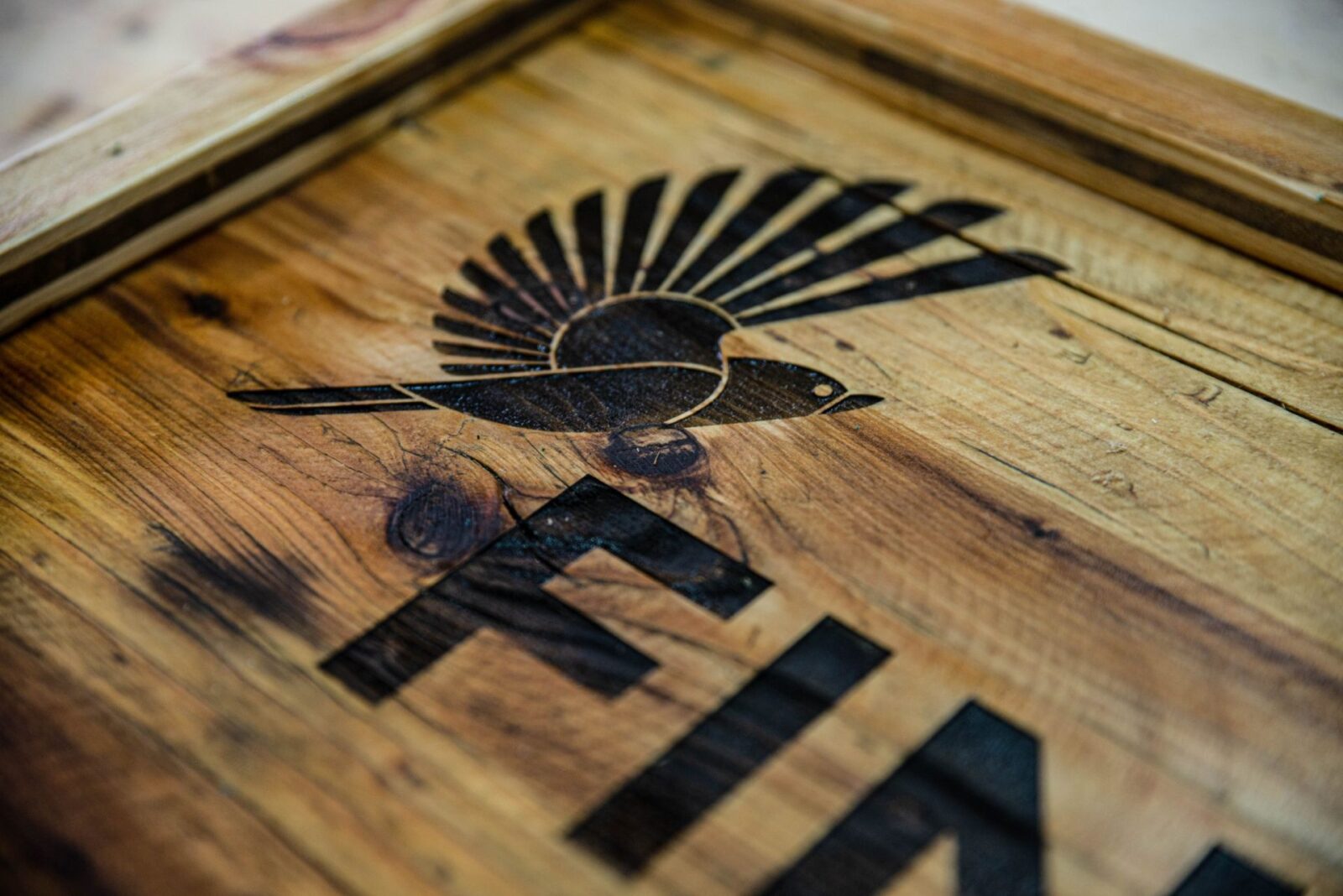 Laser-Gravur auf Altholz