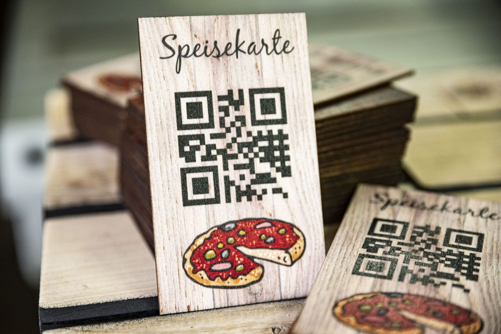 Speisekarte auf Holz - QR-Code - Karte