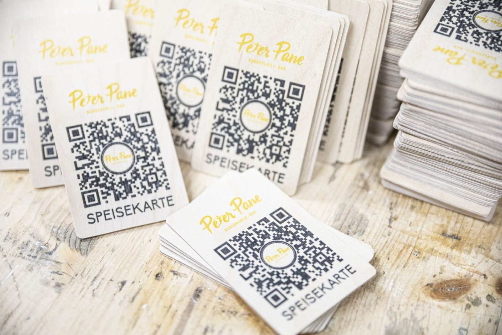 Speisekarte auf Holz - QR-Code - Karte auf Birke
