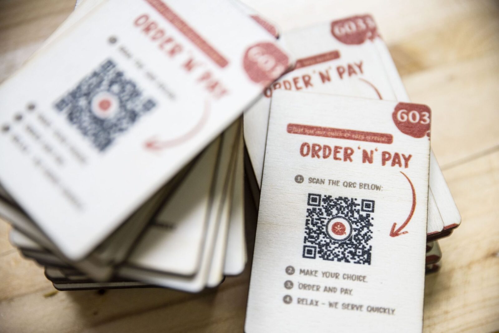 Speisekarte auf Holz - QR-Code - Karte auf Pappel