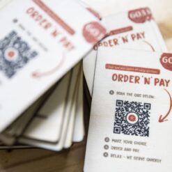 Speisekarte auf Holz - QR-Code - Karte auf Pappel