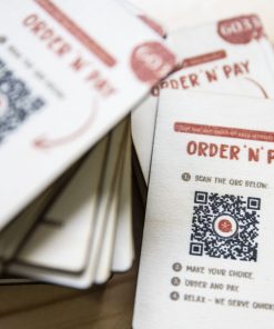 Speisekarte auf Holz - QR-Code - Karte auf Pappel