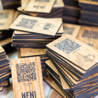 Speisekarte auf Holz - QR-Code - Karten auf Eiche