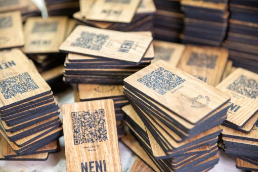 Speisekarte auf Holz - QR-Code - Karten auf Eiche