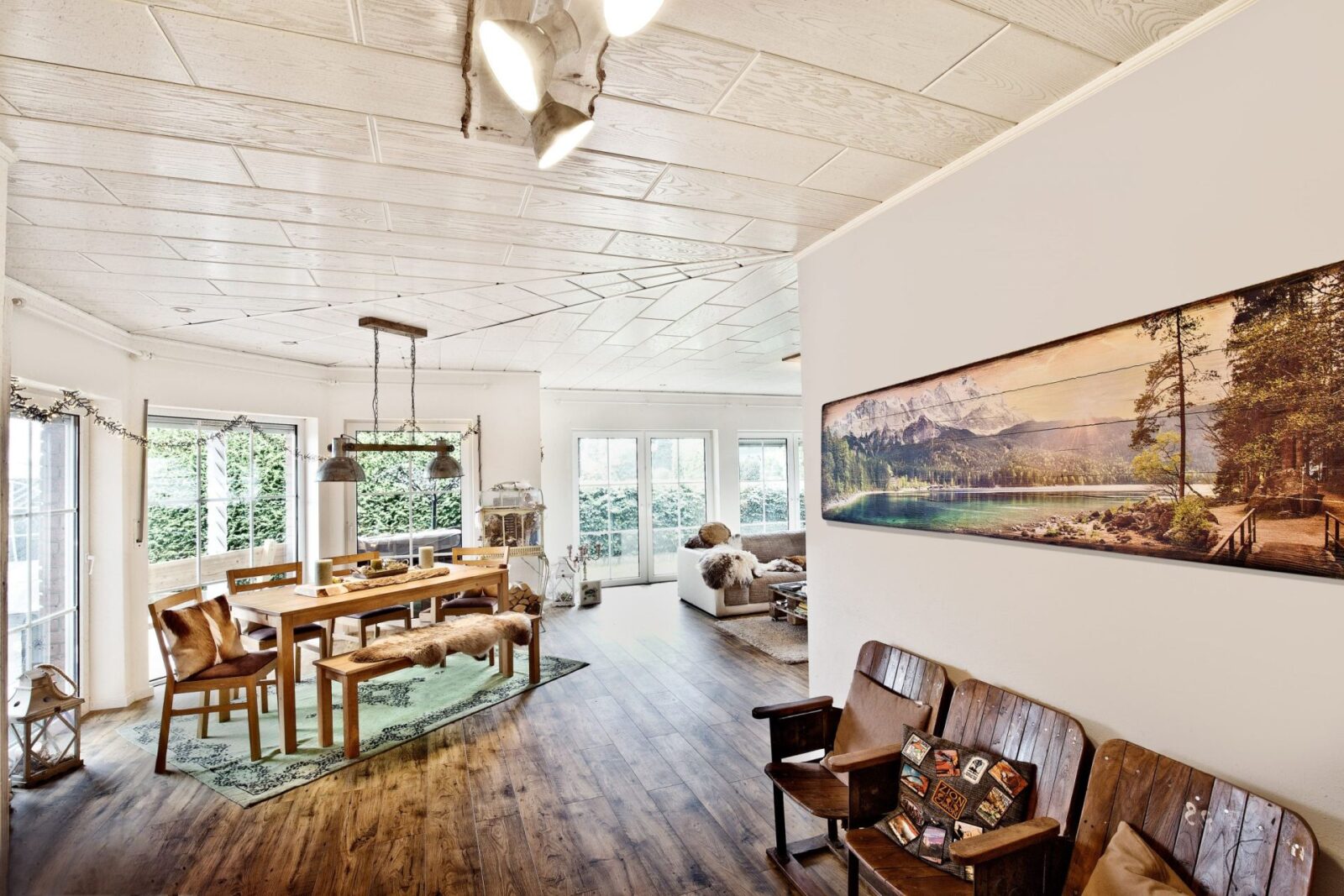 Interieur mit Holzdrucken