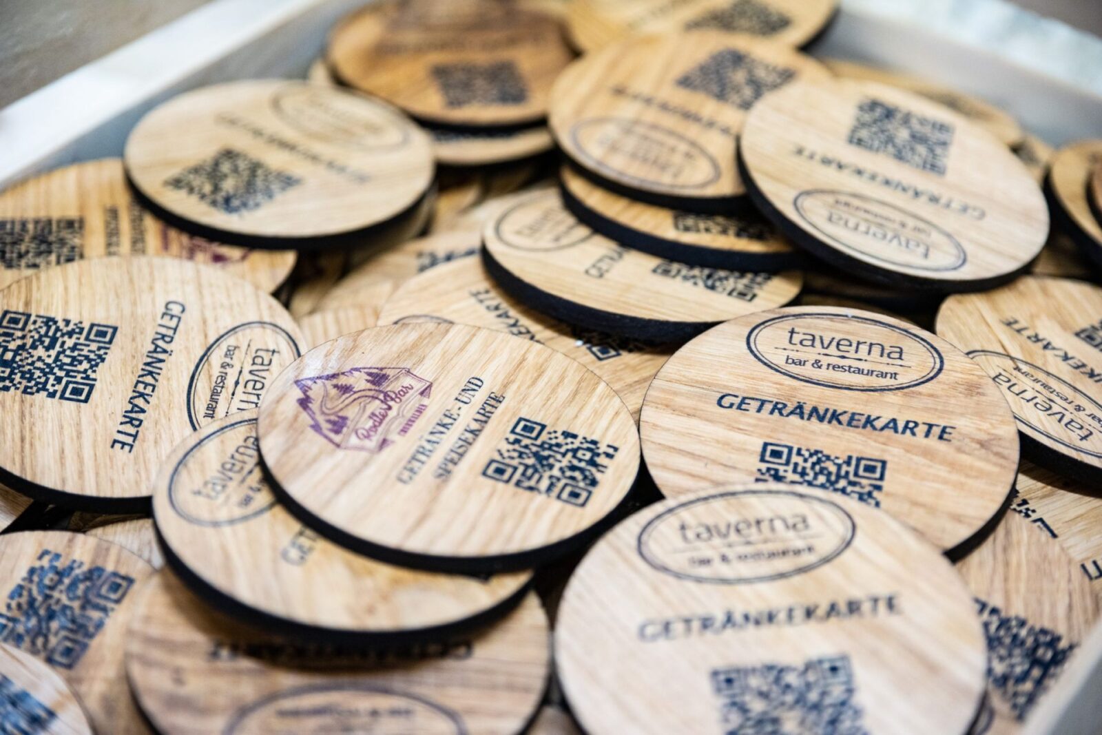 QR-Code - Untersetzer aus Eiche - Glasuntersetzer mit QR-Code aus Eiche QR-Code - Karte