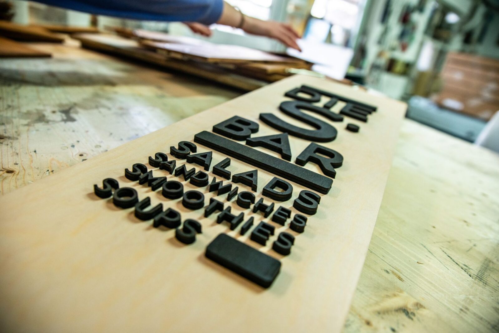 Ladenschild mit Reliefschrift