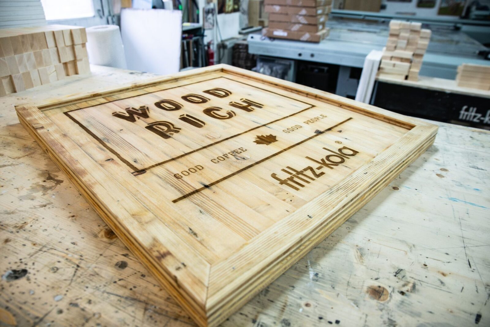 Schild mit Laser-Gravur