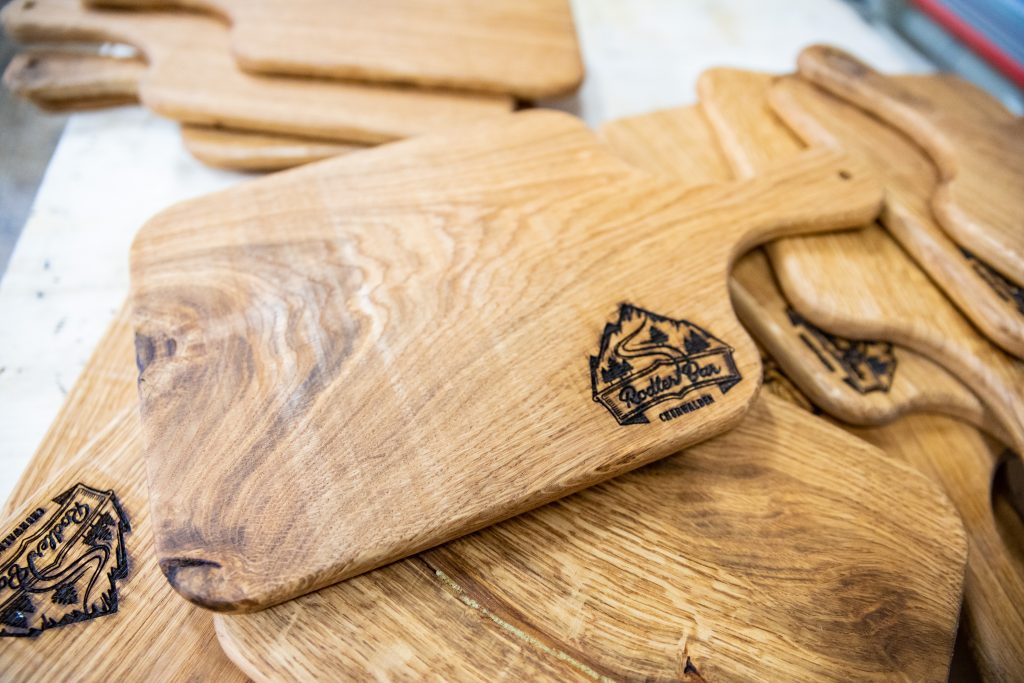 maßgeschneiderte Holzprodukte - Brettchen aus Eiche mit Branding